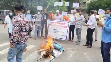 नर्सिंग कर्मियों ने रैली निकाल कलक्ट्रेट पर किया प्रदर्शन
-ठेकेदार की शवयात्रा निकाल किया अंतिम संस्कार, सौंपा ज्ञापन