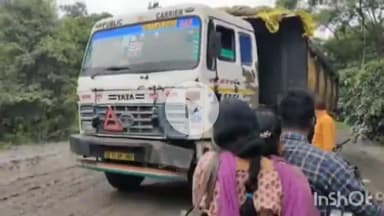 कोरबा: कीचड़ भरे मार्ग से रेलवे स्टेशन पहुंचने की मजबूरी, ट्रेन पकड़ने की जल्दी में हादसे का खतरा बना हुआ है