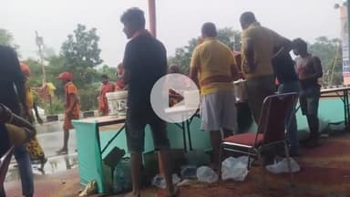 मुजफ्फरपुर हाजीपुर तुर्की रोड में प्रबुद्ध रौनियार समाज के द्वारा आयोजित " रौनियार वैश्य परिवार मुजफ्फरपुर समिति " बम कावरियों का भक्तिभाव से सेवा करतें हुए शिव भक्तगण | |