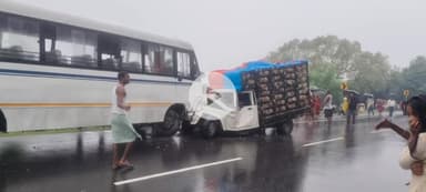 गोगरी: चौधा बन्नी के पास एनएच 31 पर बस और पिकअप की टक्कर, यात्री बाल-बाल बचे, पिकअप चालक घायल