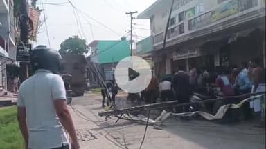 कोल: मेलरोज बाईपास पर रोड़ी भरे डंपर की टक्कर से विद्युत पोल गिरा, स्कूटी सवार दंपत्ति दबे, स्थानीय लोगों ने चालक को पीटा