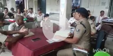 फतुहा: फतुहा थानाध्यक्ष रूपक कुमार अंबुज ने थाना परिसर में अधिकारियों के साथ की समीक्षा बैठक