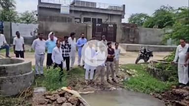 भिवानी: एआईसीसी के राष्ट्रीय सचिव प्रदीप नरवाल ने बवानी खेड़ा के जलभराव ग्रस्त गांवों का दौरा किया