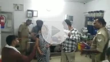 औरैया: कोतवाली क्षेत्र के ग्राम भाऊपुर के समीप ओवरटेक कर रही कार अनियंत्रित होकर ऑटो पर पलटी, तीन लोग घायल हुए