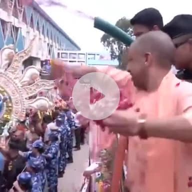 मेरठ में मुख्यमंत्री @myogiadityanath जी ने कांवड़ यात्रियों का स्वागत किया, श्रद्धालुओं पर की पुष्प वर्षा की