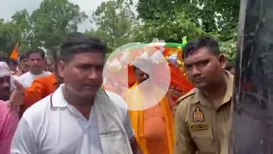 बदायूं: बदायूं के सदर विधायक महेशचंद्र गुप्ता कछला गंगा घाट पर स्नान कर कांवड़ लेकर लौटे, हजारों कार्यकर्ता उनके साथ चले