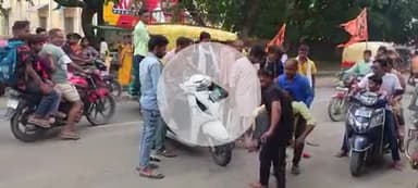 बदायूं: बदायूं के वेयर हाउस के पास स्कूटी सवार कांवड़िया ने सड़क पार कर रहे कांवड़िया को मारी टक्कर, दोनों हुए घायल