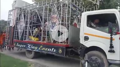 जयसिंहपुर: प्राचीन शिव मंदिर जयसिंहपुर से भंडारे के दौरान कांवरियों का जत्था बाबा बैजनाथ धाम के लिए हुआ रवाना