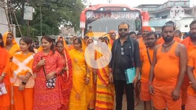 बिश्रामपुर: विश्रामपुर थाना प्रभारी ने थाना मोड़ पर हरि झंडी दिखा कर कावरियों संघ के बस को किया देवघर रवाना