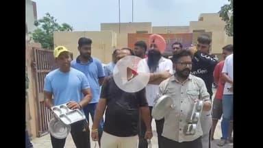 ਜਲੰਧਰ 1: ਥਾਣਾ ਭਾਰਗੋ ਕੈਂਪ ਦੇ ਬਾਹਰ ਪੁਲਿਸ ਦੀ ਕਾਰਗੁਜ਼ਾਰੀ 'ਤੇ ਸਵਾਲ ਚੁੱਕਦਿਆਂ ਲੋਕਾਂ ਨੇ ਭਾਂਡੇ ਖੜਕਾ ਕੇ ਪੁਲਿਸ ਦੇ ਖਿਲਾਫ ਕੀਤਾ ਪ੍ਰਦਰਸ਼ਨ