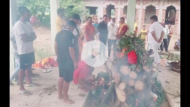 नबीनगर: कोल्ह मंझौली गांव में विधायक विजय कुमार सिंह उर्फ डब्लू सिंह ने मृतक के परिजनों से मिलकर दी सांत्वना