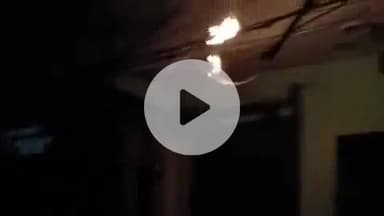 सुल्तानपुर: खैराबाद में अवैध बिजली कनेक्शन से लगी आग, एसी के लिए कटिया डालने से जले तार, रात 11:30 बजे से क्षेत्र अंधेरे में