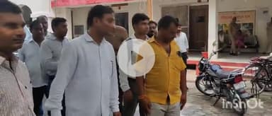 उरई: जिलाधिकारी कार्यालय में लोगों की जिंदगी बचाने वाले डॉक्टरों ने नियुक्ति न मिलने से परेशान होकर डीएम को सौंपा ज्ञापन