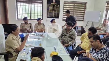 दुर्ग: कांग्रेस का धरना कल, यातायात ASP ने भिलाई ट्रक ट्रेलर ट्रांसपोर्टर्स एसोसिएशन प्रतिनिधि की ट्रैफिक कार्यालय में ली बैठक