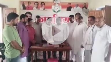 सुल्तानपुर: कांग्रेसियों ने राष्ट्रीय अध्यक्ष खड़गे का जन्मदिन केक काटकर मनाया, दी बधाई