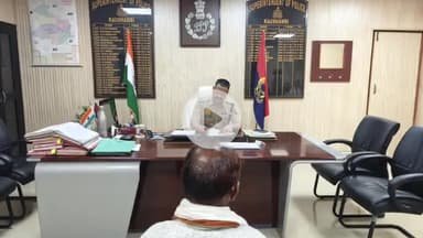 मंझनपुर: मंझनपुर में जनसुनवाई का आयोजन, फरियादियों से सीधे रूबरू हुए एसपी, बोले- न्याय में न हो देरी, कार्रवाई हो पारदर्शी