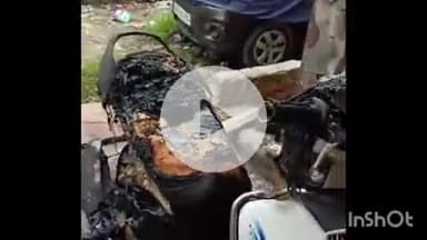 कोल: सारसौल, काशीराम योजना के फ्लैट नं 1129 के बाहर खड़ी स्कूटी में किसी अज्ञात ने लगाई आग, पीड़ित ने कार्रवाई की मांग की