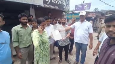 बहराइच: खत्रीपुरा इलाके में जर्जर सड़क बनवाए जाने की मांग को लेकर दूकाने बन्द कर दुकानदारों ने किया प्रदर्शन #jansamasya