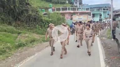 लोहाघाट: त्रिस्तरीय पंचायत चुनाव के चलते पुलिस ने लोहाघाट नगर क्षेत्र में निकाला फ्लैग मार्च