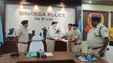 सिमडेगा: रांची में आयोजित रेंज ड्यूटी मीट में मेडल जीतने वाले पुलिस पदाधिकारी को सिमडेगा एसपी ने किया सम्मानित