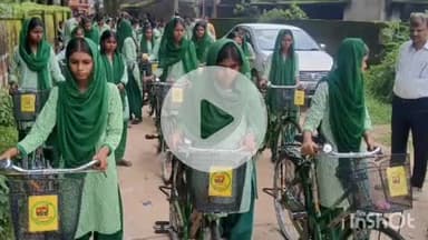 सिसई: प्रखंड मुख्यालय में सिसई प्रखंड के 306 छात्र-छात्राओं को साइकिल मिली, विद्यार्थियों में वितरण जारी