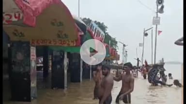 बक्सर: जिले में घट रहा गंगा नदी का जलस्तर, रामरेखा घाट पर स्नान के दौरान बरती जा रही लापरवाही