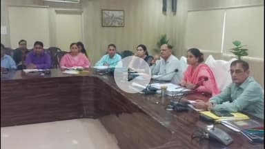 अमरोहा: कलेक्ट्रेट सभागार में डीएम ने संचारी रोग नियंत्रण अभियान को लेकर अधिकारियों के साथ की समीक्षा बैठक