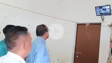 महाराजगंज: जिलाधिकारी ने कलेक्ट्रेट परिसर में स्थित ईवीएम एवं वीवीपैट स्ट्रांग रूम का किया निरीक्षण