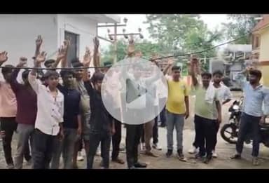 बलरामपुर: बिजली कटौती और विभागीय कर्मियों के कार्य व्यवहार से नाराज ग्रामीणों ने स्टीम पावर हाउस का घेराव कर किया प्रदर्शन