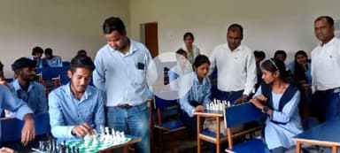 इचाक: विश्व शतरंज दिवस पर जी.एम. कॉलेज, इचाक में शतरंज प्रतियोगिता का आयोजन
