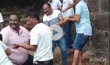 देवगड: विजयदुर्ग किल्ल्याच्या मुख्य प्रवेशद्वारासाठी लागणारे दोन नवीन दरवाजे विजयदुर्गमध्ये दाखल