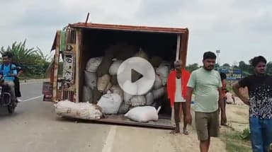 दरभंगा: NH-27 रिलायंस पेट्रोल पंप के पास जड़ी बूटी से लदा ट्रक पलटा, राहगीर बाल-बाल बचे