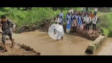 पवई: करही में टूटी सड़क की बोरी बंधान से मरम्मत, बच्चों और शिक्षकों के चेहरे खिले