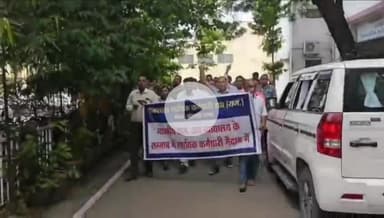 बांसवाड़ा: कलेक्ट्रेट परिसर में न्यायिक कर्मचारी अनिश्चितकालीन हड़ताल पर उतरे, रैली निकालकर कैडर पुनर्गठन की मांग की