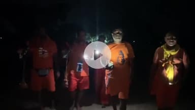 असरगंज: कच्ची कांवरिया पथ पर छाया अंधेरा लाइट के बाद में कांवरिया मोबाइल की रोशनी में कर रहे यात्रा#jansamsya