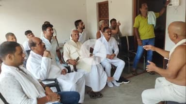 नबीनगर: इटवा में पूर्व सांसद सह पूर्व विधायक वीरेंद्र सिंह ने मृतक के परिजनों से मिलकर दी सांत्वना