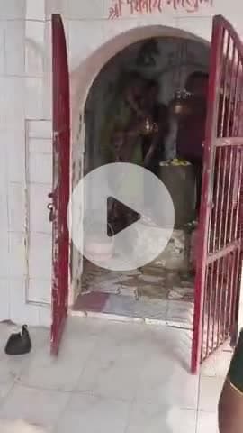 सुल्तानपुर: सावन के दूसरे सोमवार पर हयातनगर मंदिर में श्रद्धालुओं की उमड़ी भीड़, जलाभिषेक, बेलपत्र और फूल चढ़ाए