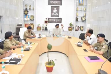 उरई: उरई पुलिस लाइन सभागार में पुलिस अधीक्षक ने की अपराध गोष्ठी, क्षेत्राधिकारीगण और थाना प्रभारीगण रहे मौजूद