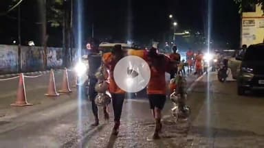 कोल: तस्वीर महल पर 90 लीटर गंगाजल की विशाल कावड़ लाई 2 युवतियाँ, बनीं आकर्षण का केंद्र