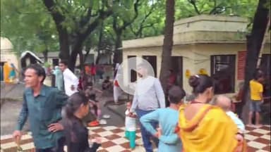 जलेसर: जलेसर के पटना पक्षी विहार प्राचीन शिव मंदिर पर शिव भक्त कावड़ियों का उमड़ा जन सैलाब, पुलिस प्रशासन ने किए कड़े बंदोबस्त