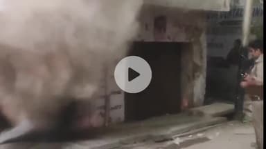 अमरोहा: अमरोहा में आग का तांडव, जोया पुलिस चौकी के पास जूते-चप्पलों की दुकान में शॉर्ट सर्किट से लगी भयंकर आग