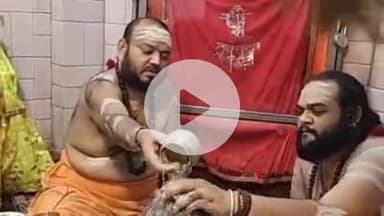 बहराइच: सिद्धनाथ मंदिर में सावन के दूसरे सोमवार पर जलाभिषेक के लिए जुटी भक्तों की भारी भीड़, महामंडलेश्वर ने किया महाभिषेक