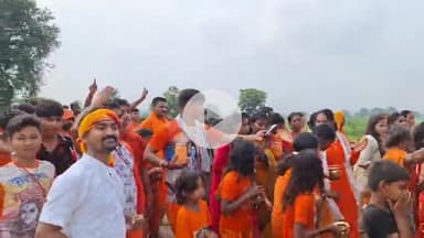 सिमडेगा: सावन के दूसरे सोमवार पर तामड़ा गांव के सैकड़ों भक्तों ने पालामाड़ा नदी से शिव मंदिर में किया जलाभिषेक