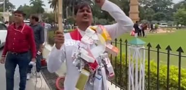 पटना ग्रामीण: राजद विधायक सतीश दास ने गले में दवाइयों की माला पहनकर बिहार विधानसभा परिसर में किया प्रदर्शन