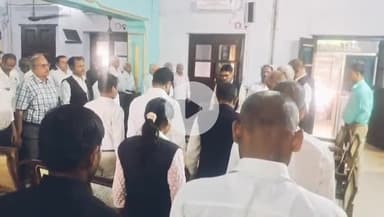 बहराइच: ज़िला बार एसोसिएशन सभागार में अधिवक्ता के निधन पर आयोजित शोकसभा में अधिवक्ताओं ने अर्पित की भावभीनी श्रद्धांजलि