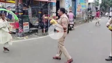 अमरोहा: अमरोहा देहात थाना पुलिस शिवभक्तों की सेवा में जुटी, सुरक्षा के साथ बांटे फल