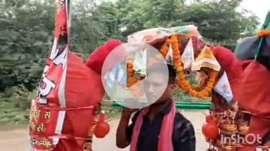 एत्मादपुर: पीडीए और अखिलेश यादव के पोस्टर के साथ कांवड़ लेकर आ रहा युवक बना चर्चा का विषय, आंवलखेड़ा में दी जानकारी