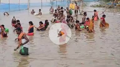 बेगूसराय: बेगूसराय में सावन की दूसरी सोमवारी पर भक्तों में दिखा उत्साह, गंगा स्नान कर पहुंच रहे हैं मंदिर