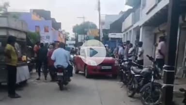 मुकुंदपुर गैस एजेंसी के सामने चाट ठेले में कार की टक्कर, विवाद के बाद झूमाझटकी, वीडियो वायरल