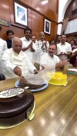 कांग्रेस अध्यक्ष आदरणीय श्री मल्लिकार्जुन खड़गे जी को "जन्मदिवस" की हार्दिक बधाई और शुभकामनाएं। 
श्री राहुल गाँधी जी एवं अन्य नेताओं ने केक काटकर खड़गे सहाब को बधाई दी।